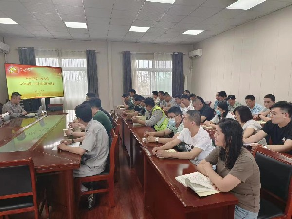 【理論宣講】鑫巖石料開展“統(tǒng)一思想，為實(shí)現(xiàn)工業(yè)倍增、項(xiàng)目突破增磚添瓦”宣講活動(dòng)