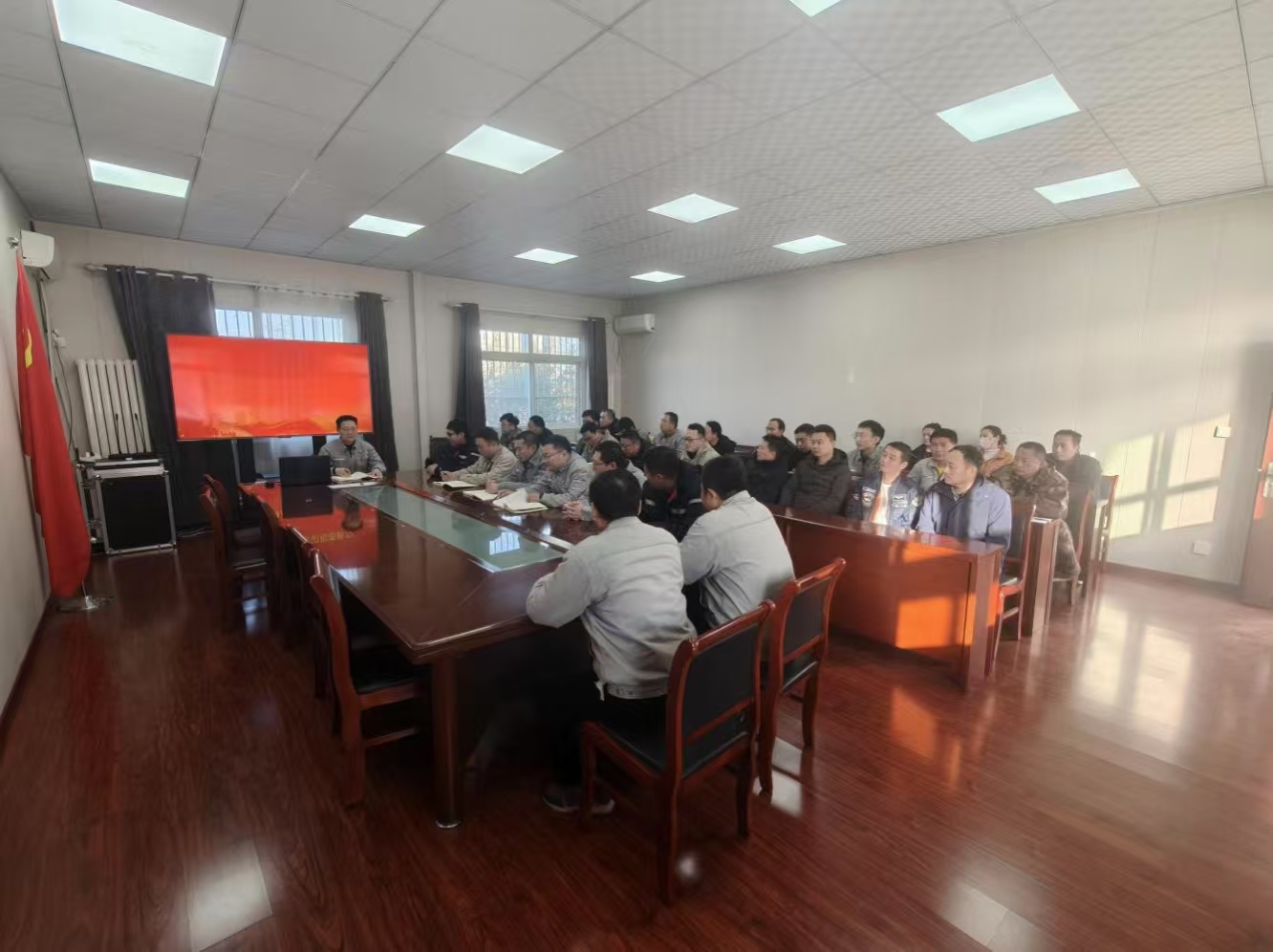 【理論宣講】鑫巖公司開展“做新時代合格黨員，為黨旗增光添彩”主題宣講活動